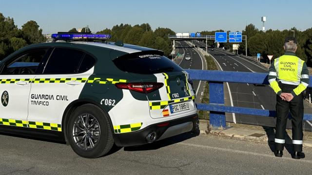 Un agente de la Guardia Civil de tráfico.
