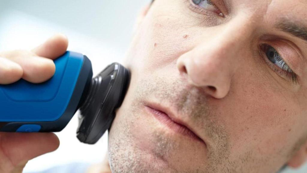 Así es la afeitadora eléctrica Philips Serie 5000: 27 cuchillas y cabezal 360°, ahora con 37 % de descuento