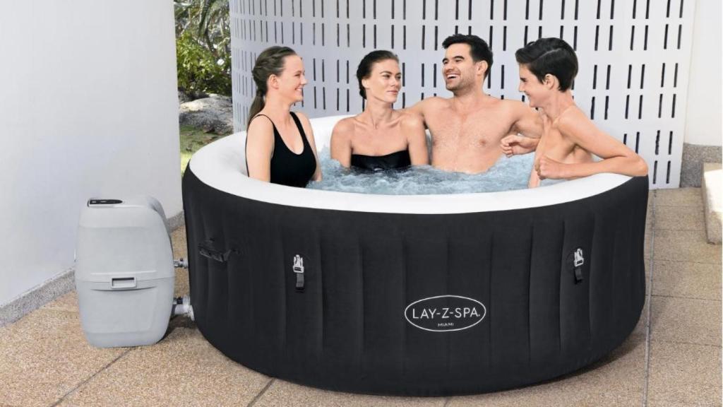 Jacuzzi exterior con 4 personas.