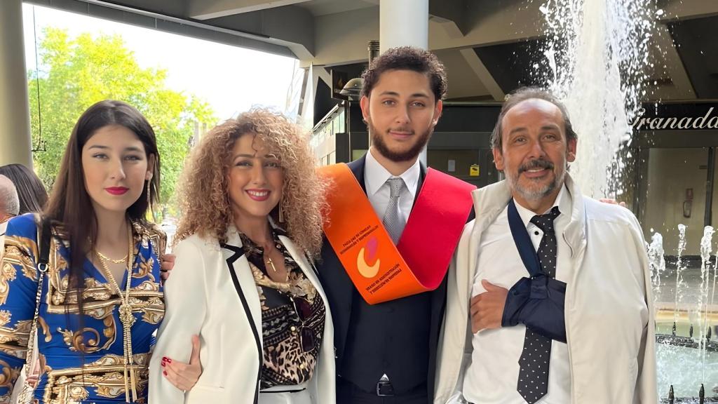 Antonio Maya Santiago junto a sus padres y a su hermana en su graduación en 2023.