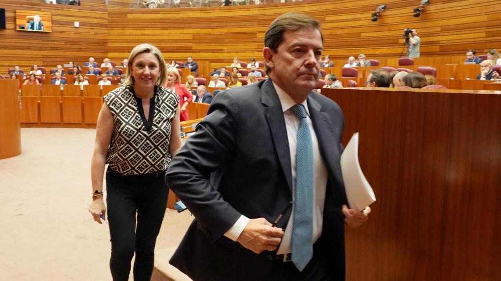 La vicepresidenta de la Junta de Castilla y León, Isabel Blanco, y el presidente, Alfonso Fernández Mañueco, durante el pleno de las Cortes de esta semana