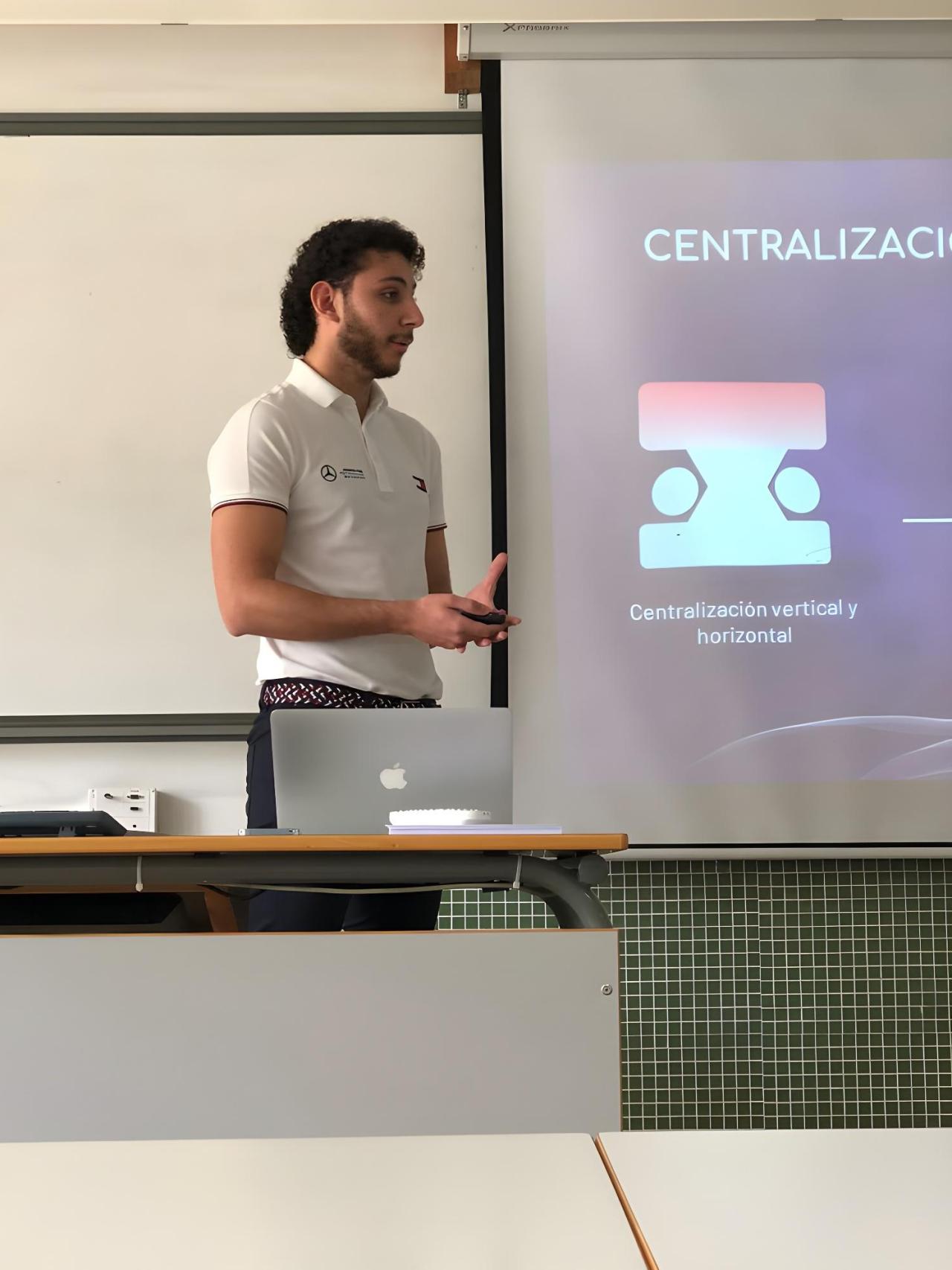 Antonio Maya Santiago durante una exposición en la Facultad de Ciencias Económicas y Empresariales de la Universidad de Granada.