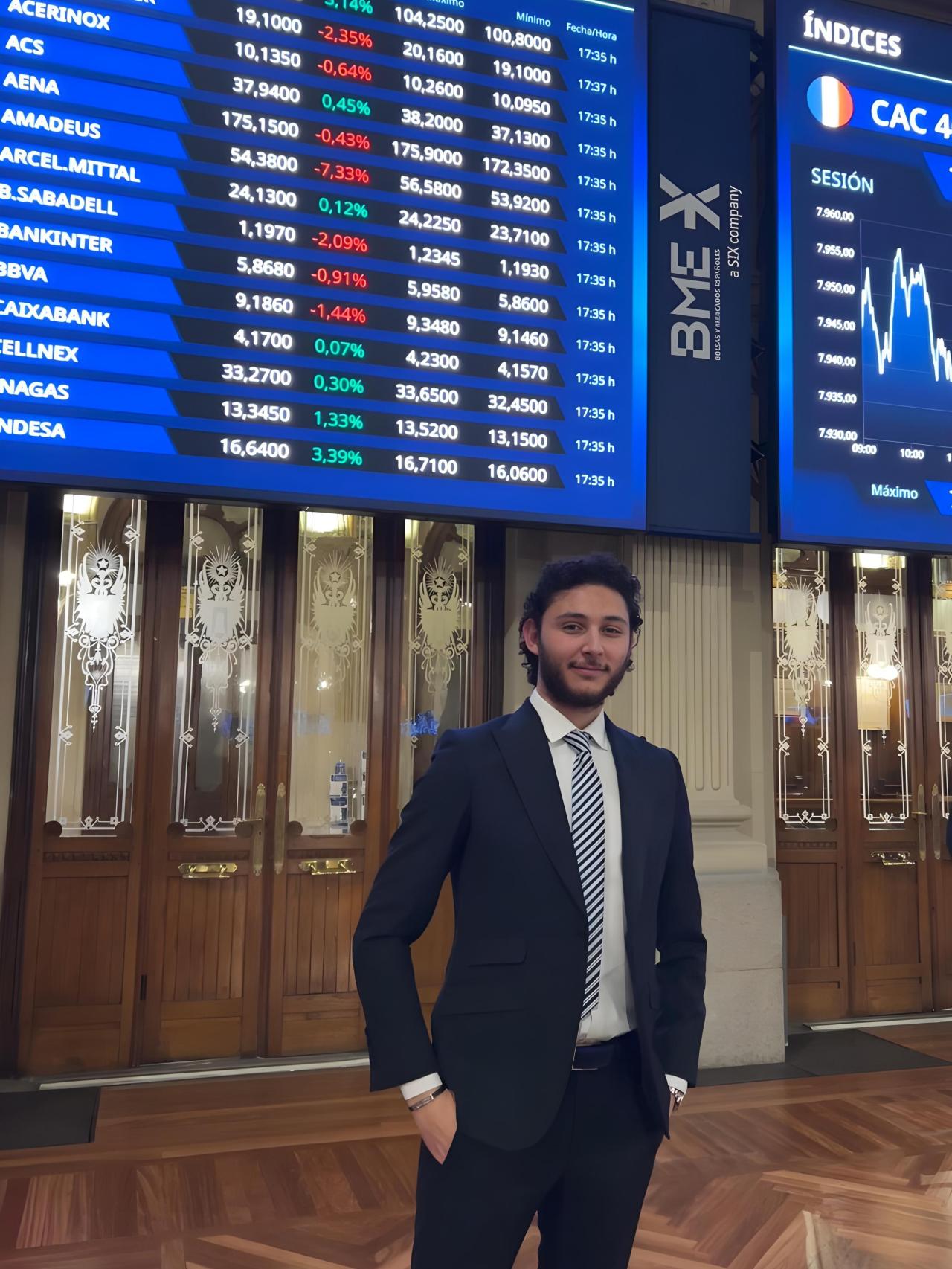 Antonio Maya Santiago en el Palacio de la Bolsa de Madrid.