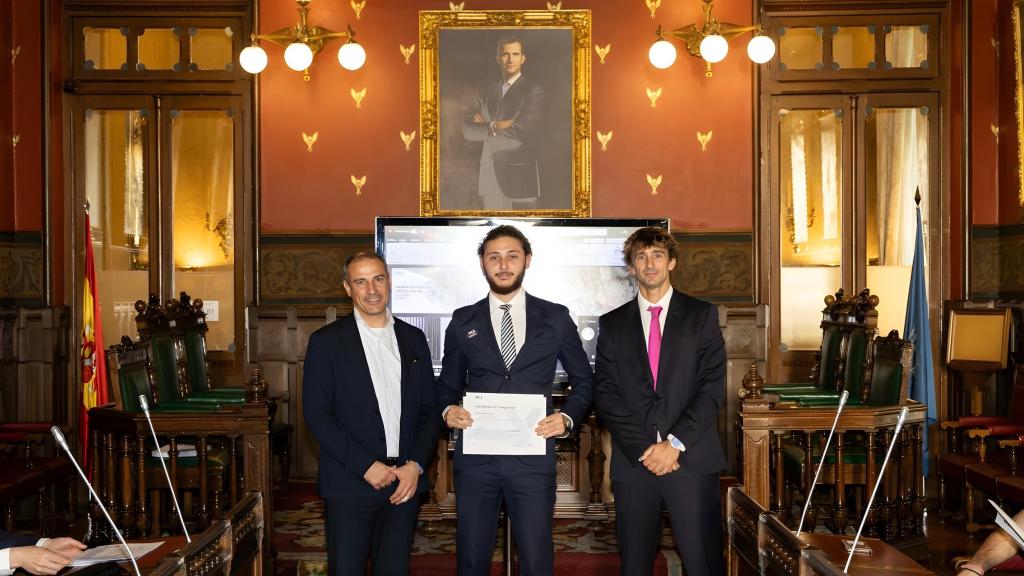 Antonio Maya Santiago recibiendo la Certificación de Análisis y Trading Profesional en el Palacio de la Bolsa.