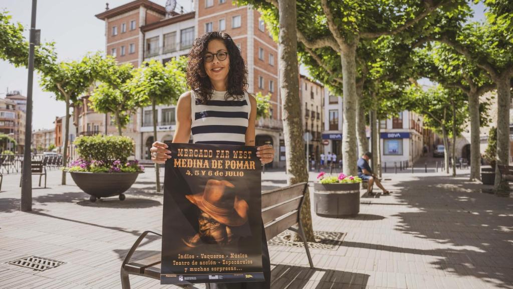La concejala de Cultura y Turismo, Nerea Angulo, presenta el Mercado Far West de Medina de Pomar