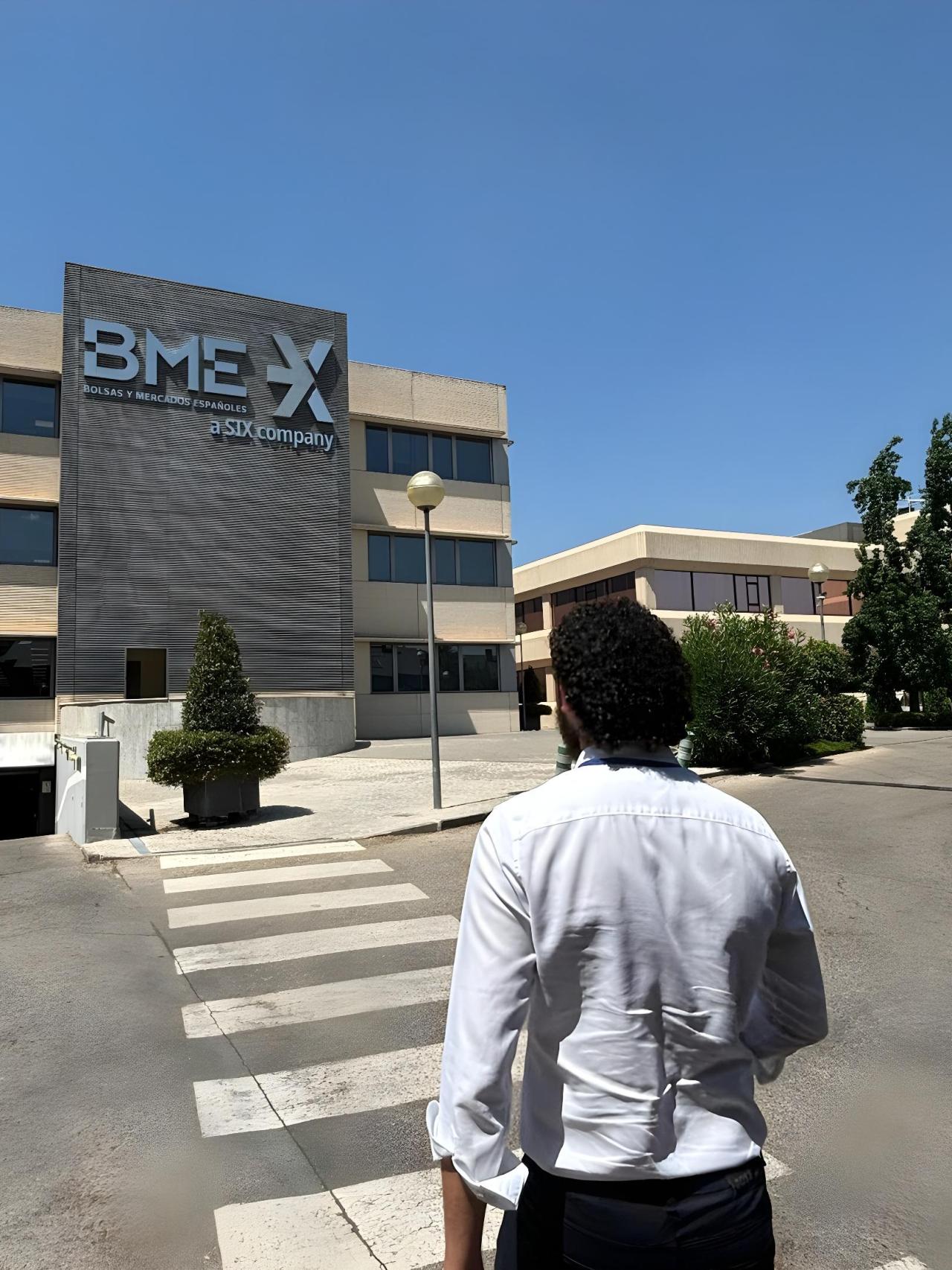 Antonio Maya Santiago entrando a las oficinas de BME en Las Rozas.