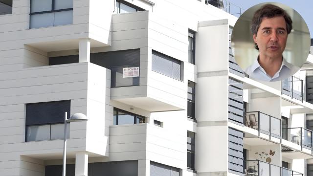 Montaje de un bloque de pisos junto al experto inmobiliario.