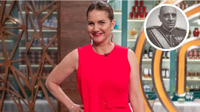 Samantha junto a una imagen de su abuelo