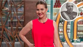 Samantha junto a una imagen de su abuelo