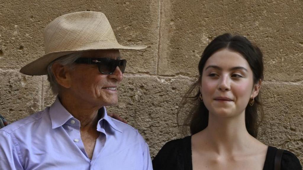 Michael Douglas y su hija, Casy, en Menorca en junio de 2025.