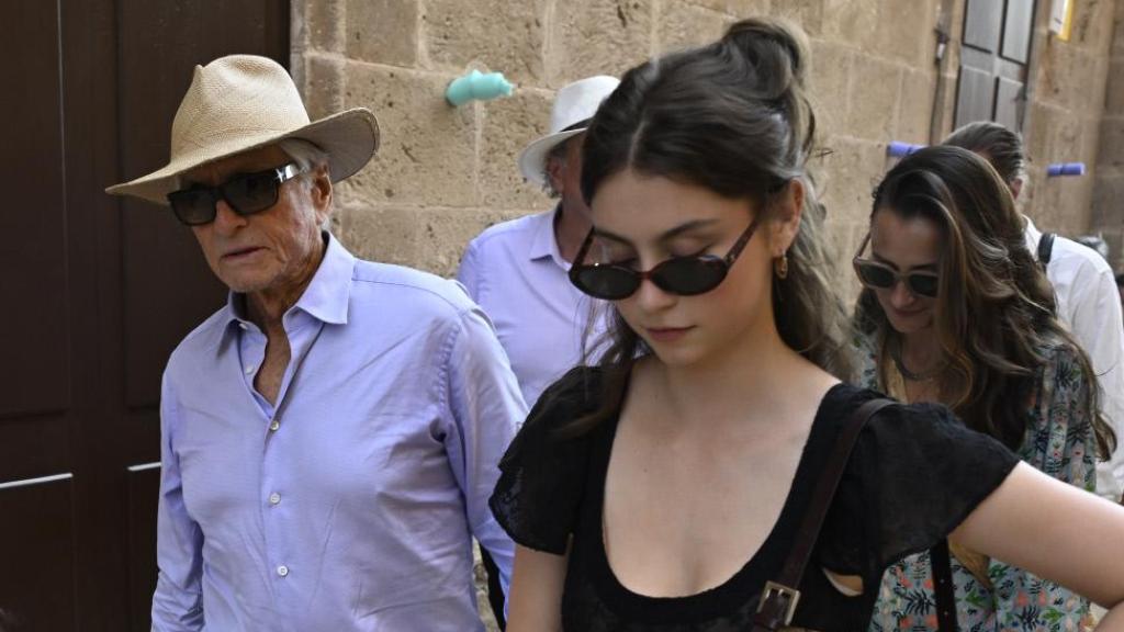 Michael Douglas y su hija, Casy, en las cales de Menorca en junio de 2025.