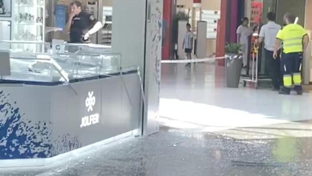 Uno de los escaparates rotos.