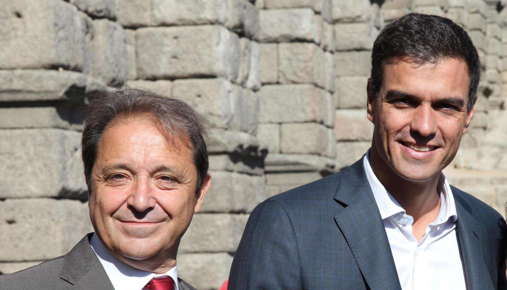 El exsenador socialista Juan Luis Gordo y el secretario general del PSOE y presidente del Gobierno, Pedro Sánchez, en una imagen de archivo