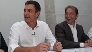 El secretario general del PSOE y presidente del Gobierno, Pedro Sánchez, con el exsenador socialista por Segovia Juan Luis Gordo, en una imagen de archivo