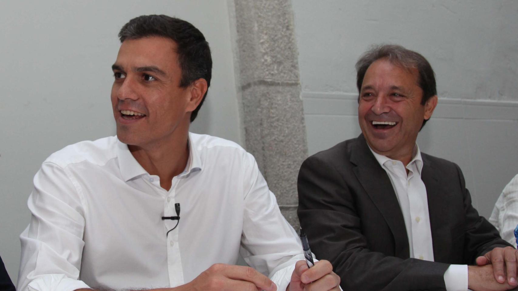 El secretario general del PSOE y presidente del Gobierno, Pedro Sánchez, y el exsenador socialista por Segovia Juan Luis Gordo en una imagen de archivo