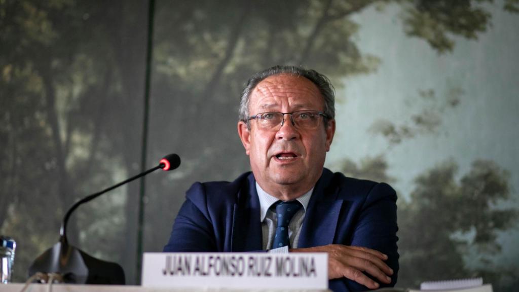 El consejero Juan Alfonso Ruiz Molina en el XXXVII Seminario Internacional de Seguridad y Defensa. Foto: JCCM.
