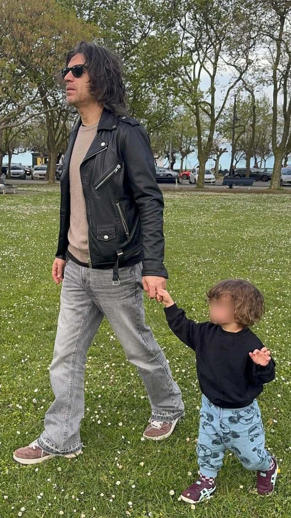 El cantante y líder de Rulo y la Contrabanda, con su hijo Andy, en una foto de redes sociales.