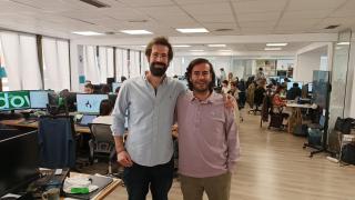 Enrique García (i.) y Álvaro Falcones (d.), cofundadores de TaxDown, en su oficina.