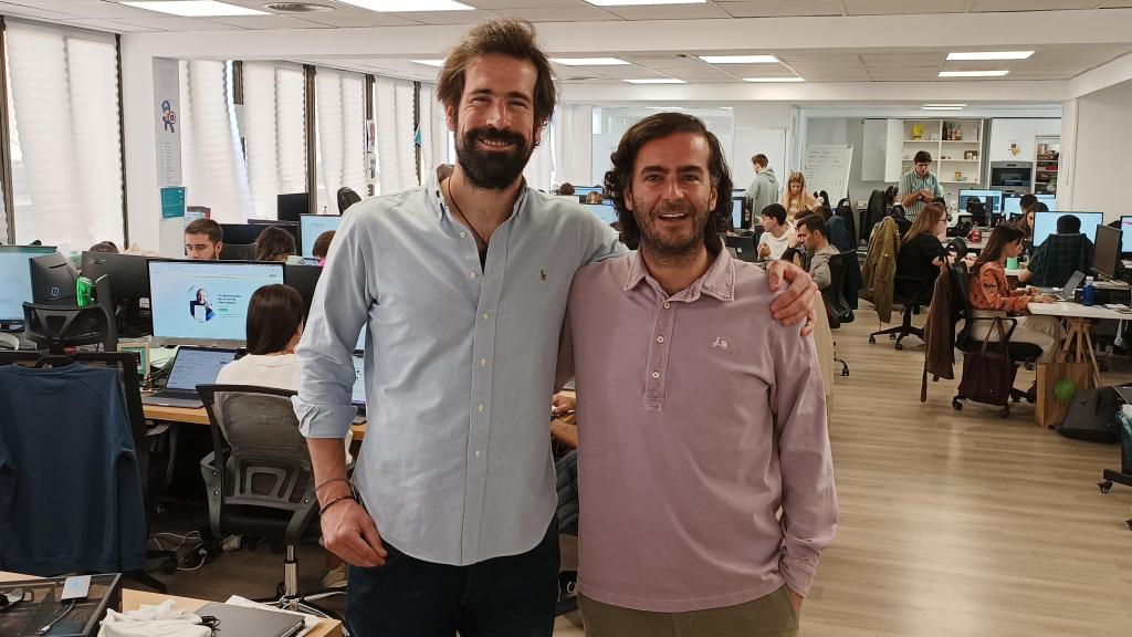 Enrique García (i.) y Álvaro Falcones (d.), cofundadores de TaxDown, en su oficina.
