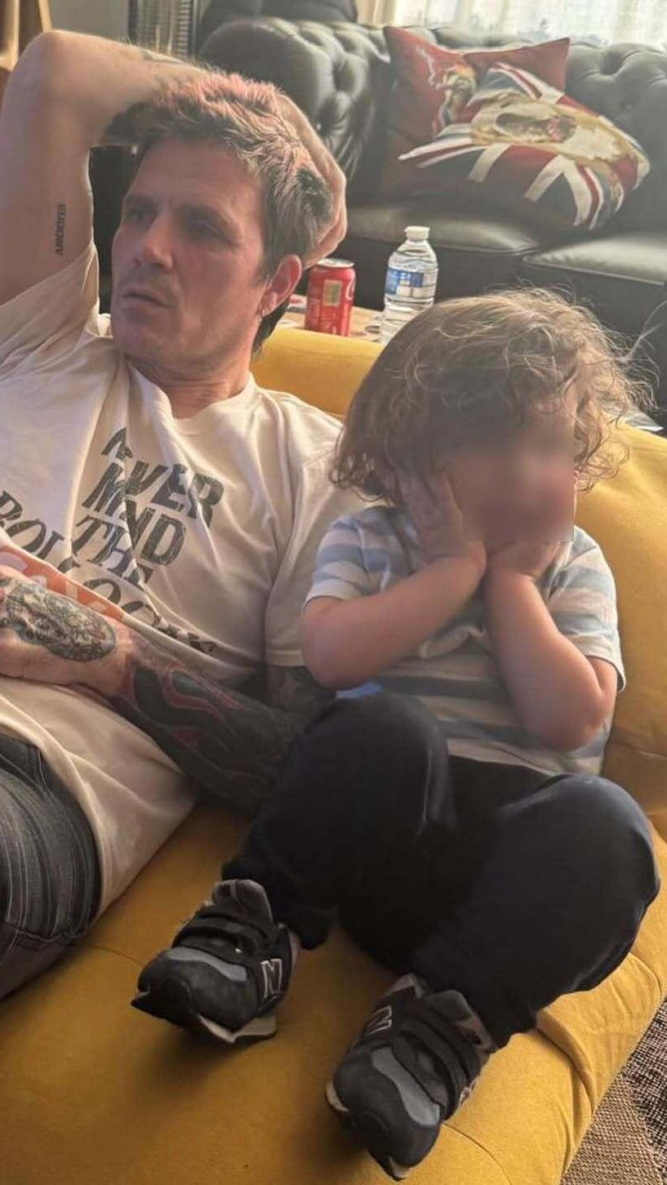 Dani Martín, con Andy, el hijo del líder de Rulo y la Contrabanda, en una foto de las redes sociales.