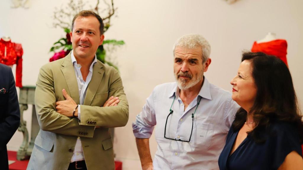 El diseñador junto al alcalde de la ciudad, Carlos Velázquez.