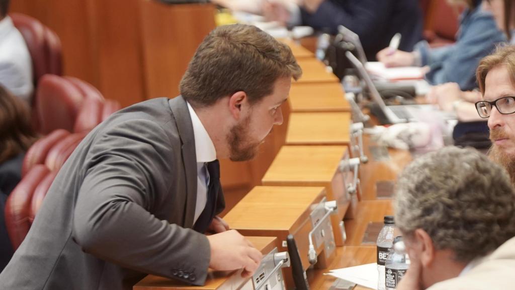 El procurador de Vox Miguel Suárez habla con el procurador de Unidas Podemos, Pablo Fernández, durante el pleno de las Cortes de Castilla y León donde se aprobó esta ley