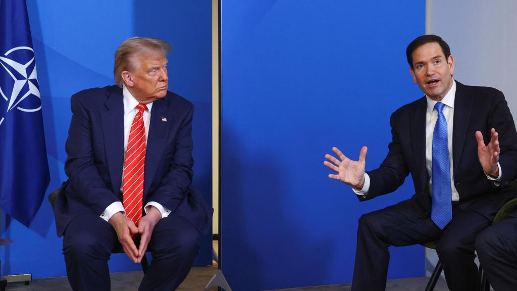 El secretario de Estado de EEUU, Marco Rubio, y el presidente Donald Trump, durante una comparecencia este miércoles en La Haya