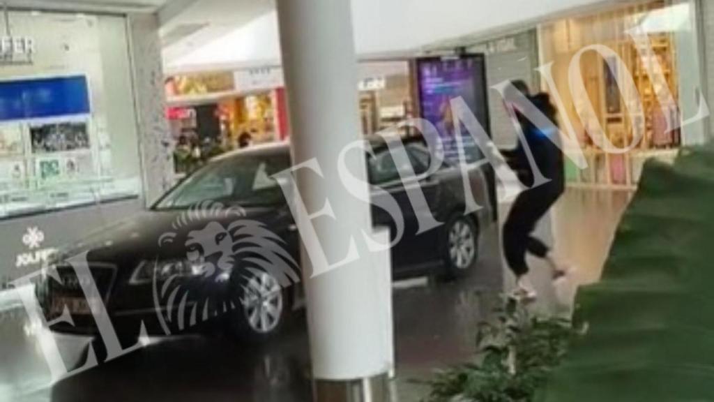 Uno de los atracadores subiéndose al AUDI con el que han accedido a Parquesur para cometer el atraco.