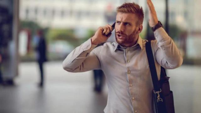Un hombre discutiendo por teléfono.