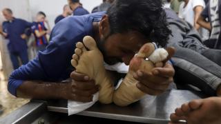Un palestino llora este miércoles la muerte de un familiar tras un ataque de Israel en la ciudad de Gaza.