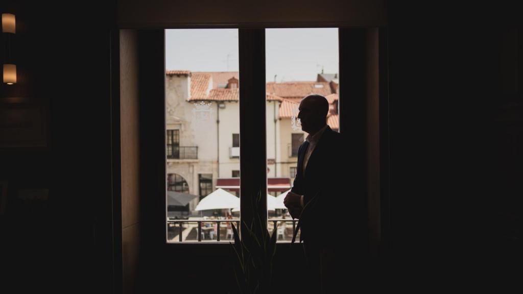 El alcalde de León, durante la sesión de fotos anterior a la entrevista.