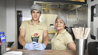 Alejandro y Luciana en Papalux, el nuevo negocio que ha abierto en la Plaza Mayor de Valladolid