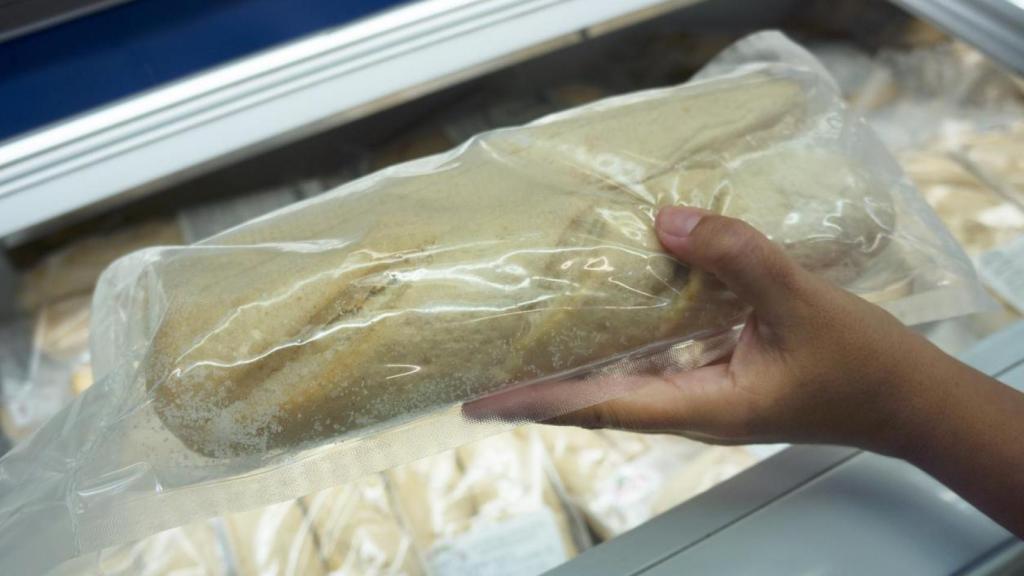 Pan precocido en la sección de congelados de un supermercado.