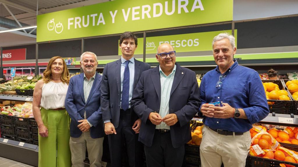 Un momento de la inauguración con el alcalde de Vélez, Jesús Lupiáñez.