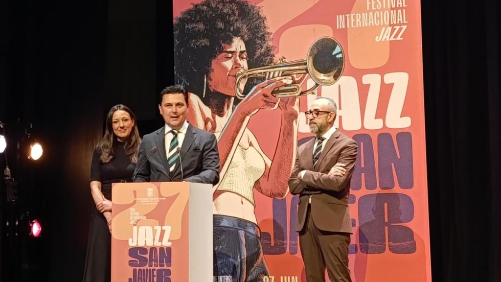 El alcalde de San Javier, José Miguel Luengo (c), presenta la programación de Jazz San Javier 2025 junto al director del Festival, David Martínez (d)  y la consejera de Cultura de la Región de Murcia, Carmen Conesa (i).