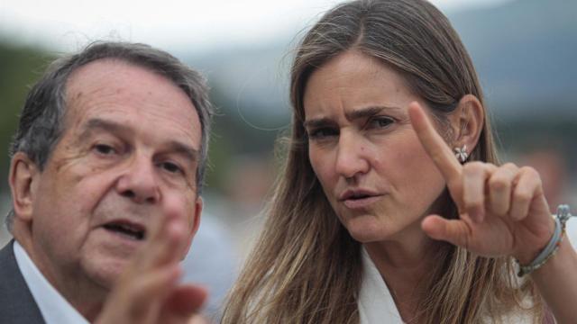 La vicepresidenta tercera del Gobierno y ministra para la Transición Ecológica y el Reto Demográfico, Sara Aagesen, y el alcalde de Vigo, Abel Caballero, durante una visita al sistema dunar de la playa de Samil, a 25 de junio de 2025, en Vigo, Pontevedra