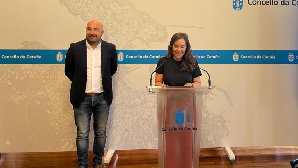 Inés Rey y Lage Tuñas en el Concello de A Coruña durante la rueda de prensa en la que se presentó el registro anual de concesiones.