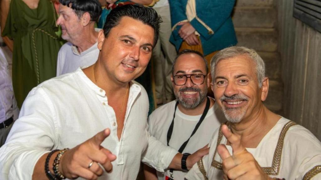 El alcalde de San Javier, José Miguel Luengo (i) y el concejal de Cultura, David Martínez (c) posan junto a Carlos Sobera tras una actuación del artista en el Festival de Teatro de San Javier en 2022.