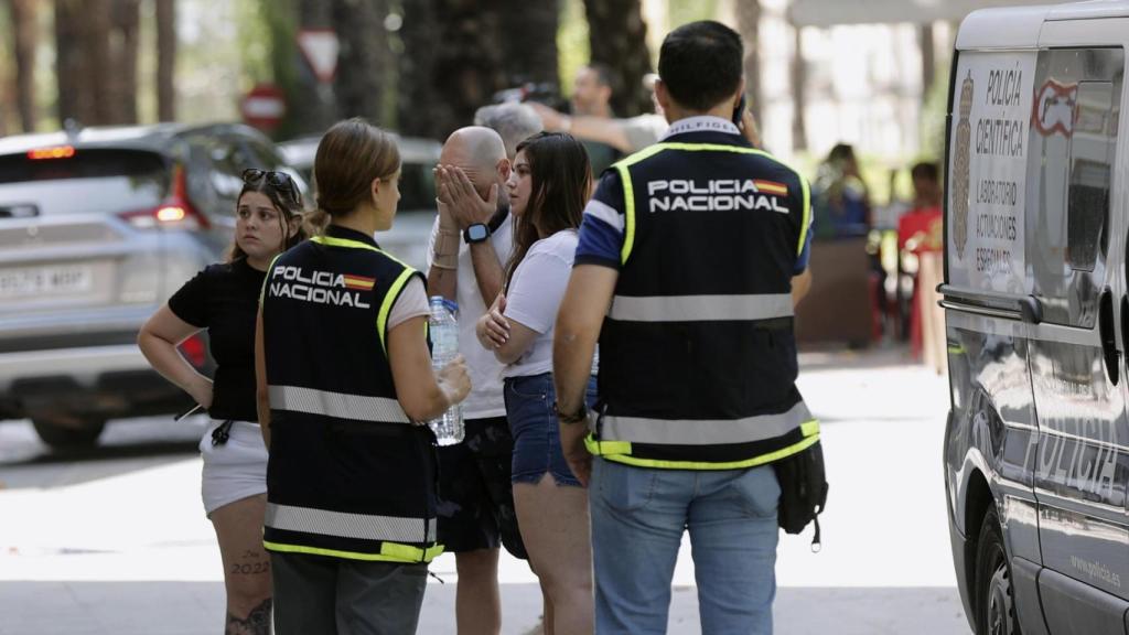 Familiares de la víctima junto a agentes de la Policía Nacional. EFE/Manuel Bruque