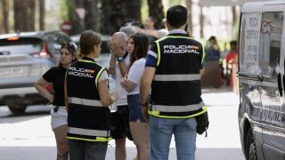Familiares de la víctima junto a agentes de los cuerpos de seguridad. EFE/Manuel Bruque