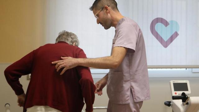 Juan José Almagro, fisoterapeuta de Hermanas Hospitalarias de Palencia, junto a una persona que ha sufrido un ictus