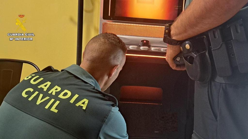 La Guardia Civil investigando el robo de dinero en un salón de apuestas