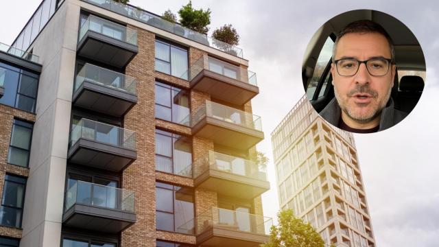 Vista de un piso en alquiler; junto a ella, el experto inmobiliario Sergio Gutiérrez.