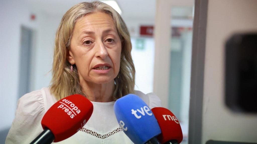 a consejera de Salud y Consumo, Rocío Hernández, atiende a los medios de comunicación.