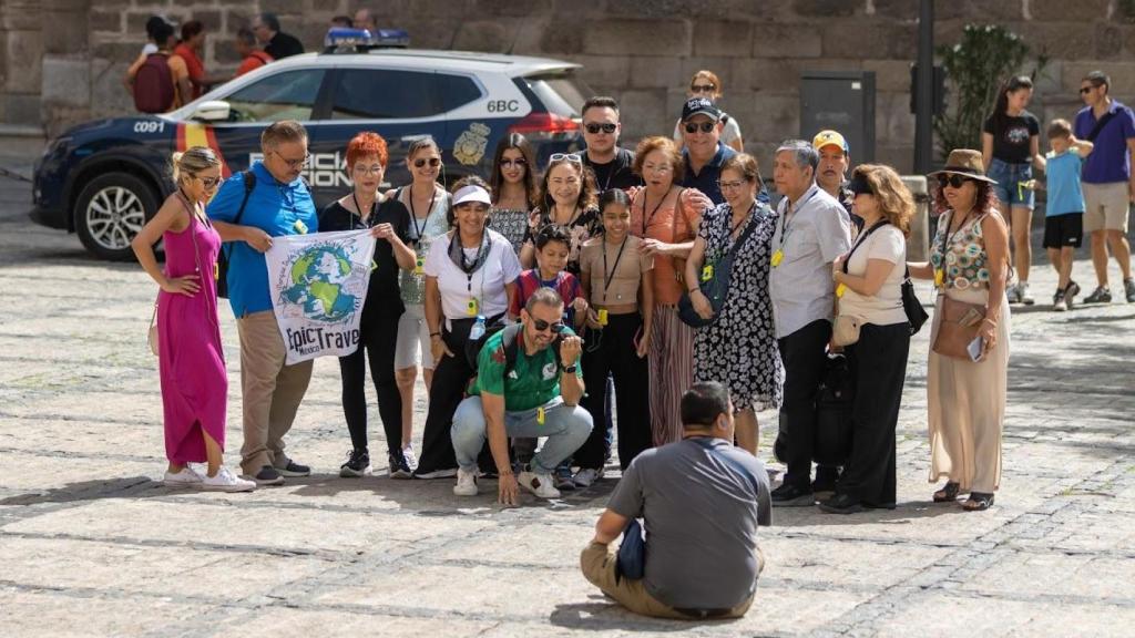 Foto de archivo de un grupo de turistas en Toledo.