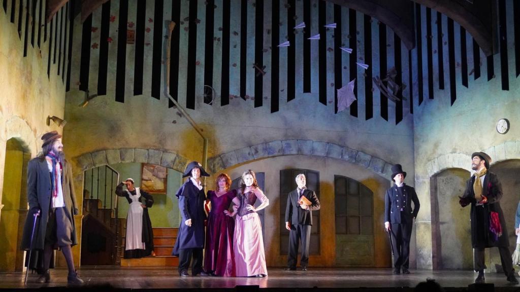 El elenco interpretando 'Malos tiempos para robar', una de las canciones del musical. Foto: Gabriel Lavao