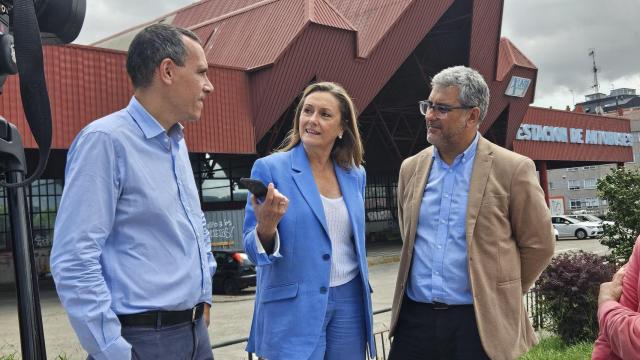 La presidenta del PP de Vigo, Luisa Sánchez, y su portavoz, Miguel Martín, frente a la antigua estación de autobuses