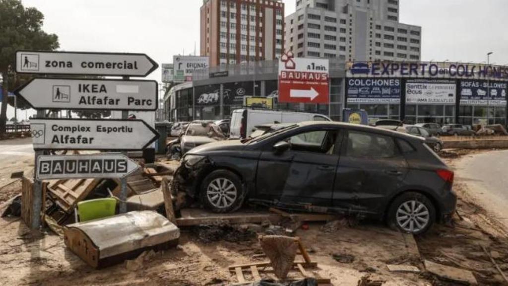 Vehículos apilados en la zona comercial de 'Ikea Alfafar Parc' tras el paso de la dana. Rober Solsona / EP