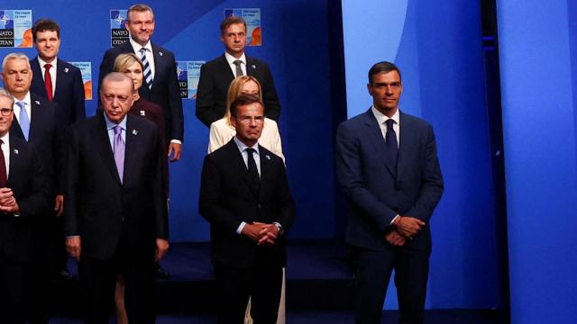 Pedro Sánchez, apartado del resto de líderes durante la foto de familia de la cumbre de la OTAN