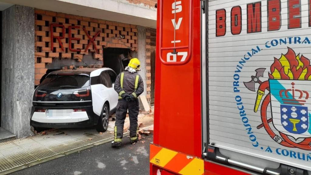 Un turismo se empotra contra la fachada de un edificio en A Brea en Bergondo (A Coruña)